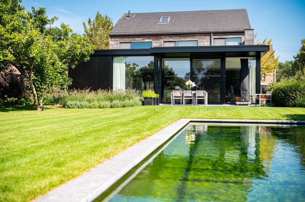 Moderne veranda met tuin en zwembad