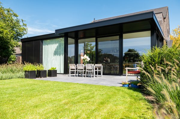 Moderne veranda met overdekt terras