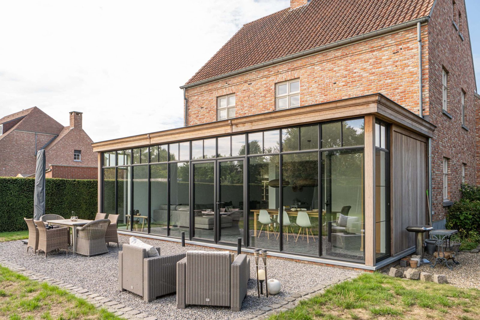 Woning in pastorijstijl met veranda in hout en steellook aluminium