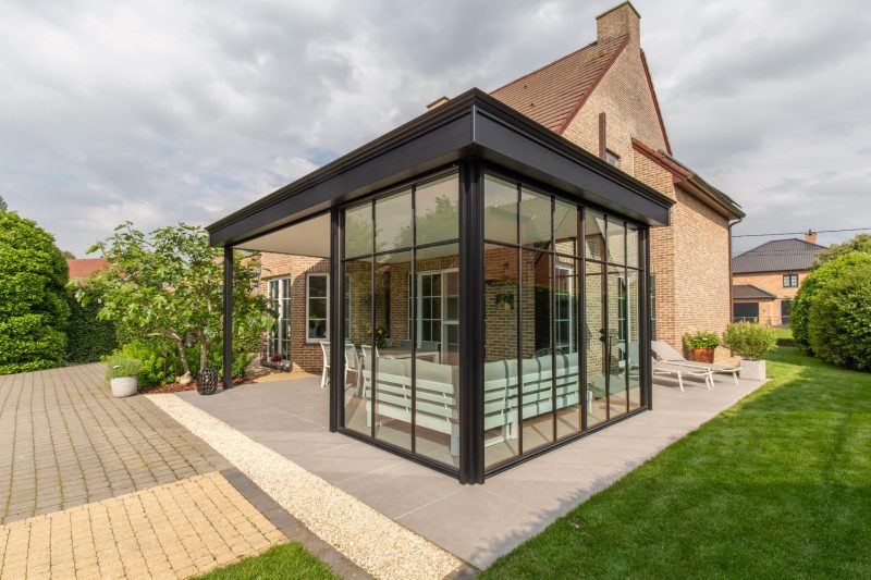 Halfopen terrasoverkapping met dubbel uitzicht