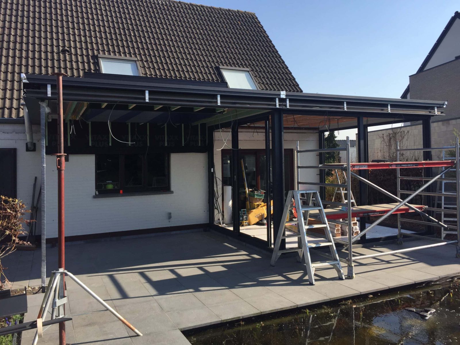 Montage van een veranda